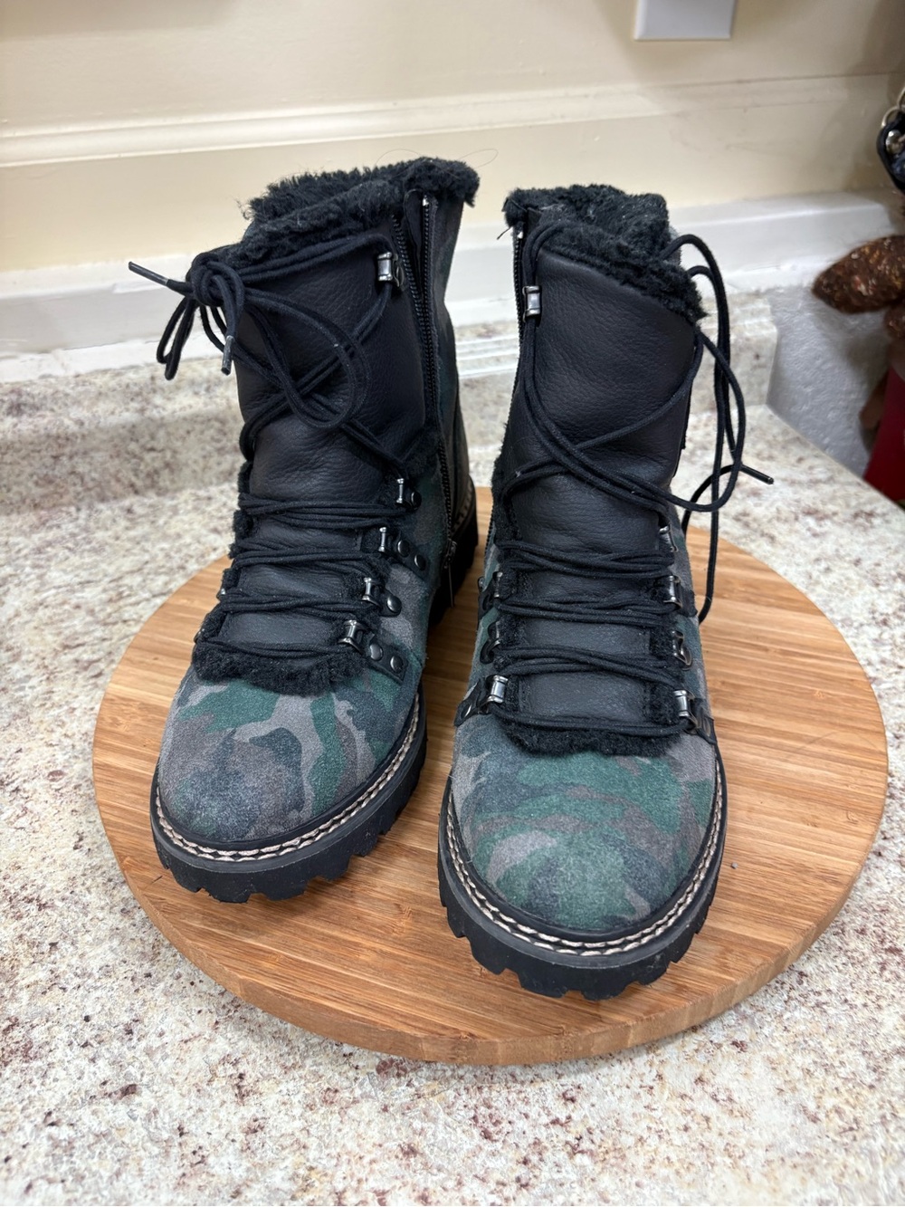 Earth women’s 8.5 camo lace up boots